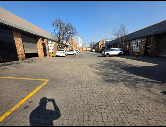 192M² WAREHOUSE TO LET IN CROWN
